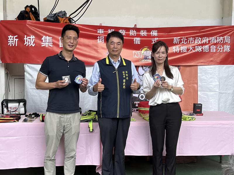 左1新城集團業務代表張期翔、副局長蔡武忠，右1為新城集團業務代表林于馨。