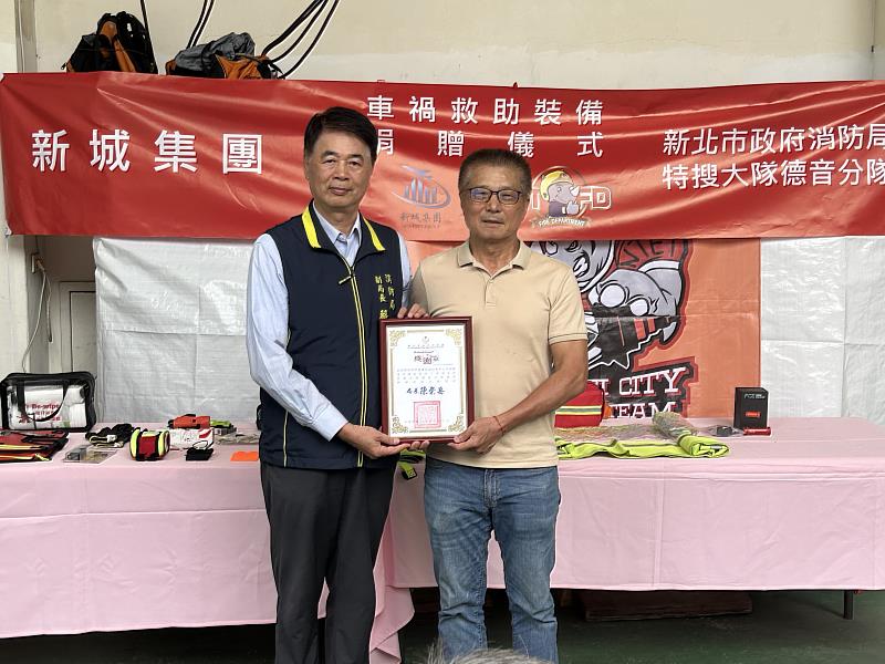 左為副局長蔡武忠,與新城營照董事長劉洲延(右)感謝狀合照。