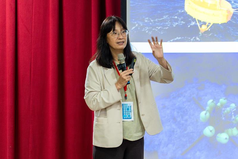 國家海洋研究院陳璋玲院長以主題講座介紹台灣海洋觀測資料的建置。照片主辦單位提供