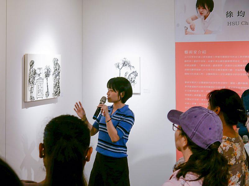 藝術家徐均育親自帶領現場來賓參觀展覽，逐一介紹作品的創作背景、材料運用與製作方法。