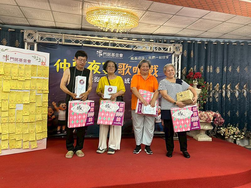 4位受災居民分享感恩小卡故事後,獲贈臺北大安社區食物銀行提供的祝福禮品,右2為受災居民卓小姐。