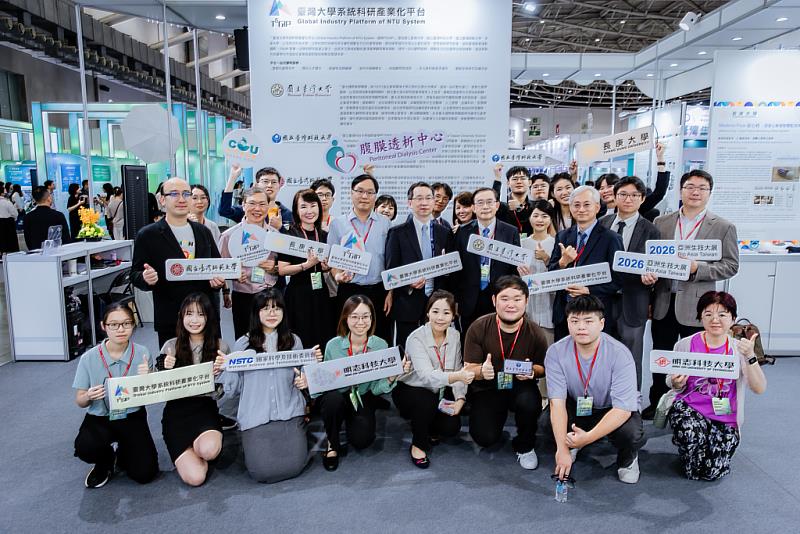 臺灣大學系統科研產業化平台5校代表與與會貴賓於2026亞洲生技大展會場合影。
