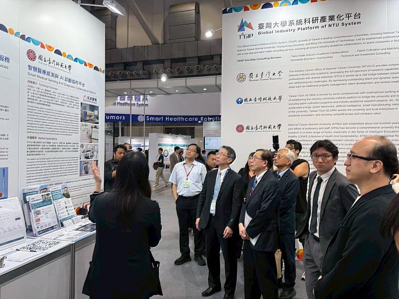 臺師大展示「智慧醫療感測與AI診斷協作平台」，向臺灣大學系統科研產業化平台5校代表及與會貴賓介紹研發成果。