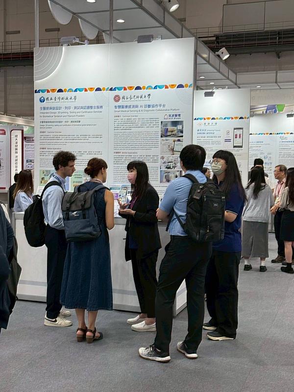 本校展示「智慧醫療感測與AI診斷協作平台」，並與國外團隊進行技術交流，分享研發成果與應用特色。
