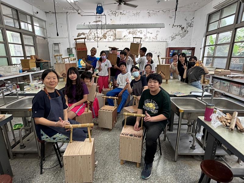 南臺科大USR團隊與左鎮國中師生共同呈現「堊地木箱鼓工作坊」成果,展示融合木工工藝、竹藤編技法與左鎮山形意象的特色木箱鼓椅。