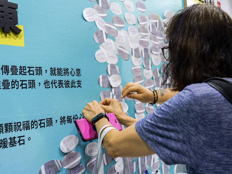 民眾在石頭造型祝福卡寫下對花東居民及公益夥伴的鼓勵。