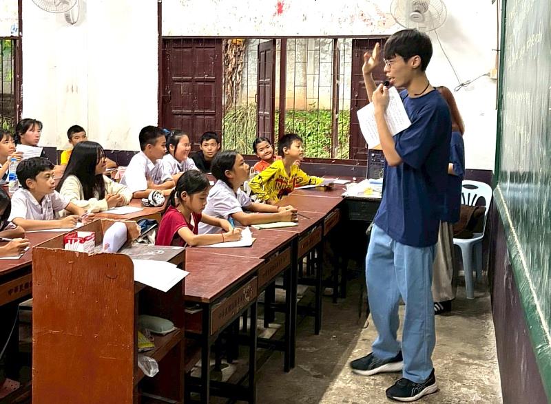 志工進行大同中學-國小組英語歌唱教學課程。