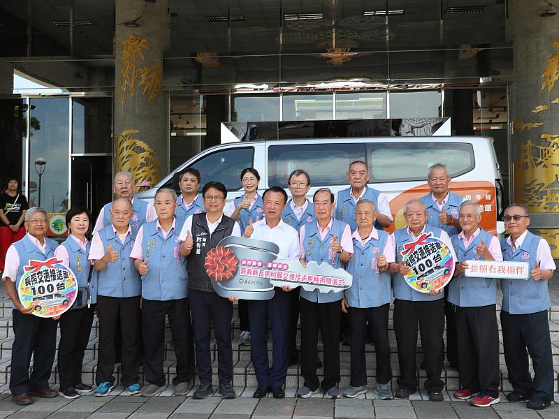 嘉義城隍廟捐贈長照交通車 嘉義縣達成第100輛服務里程碑