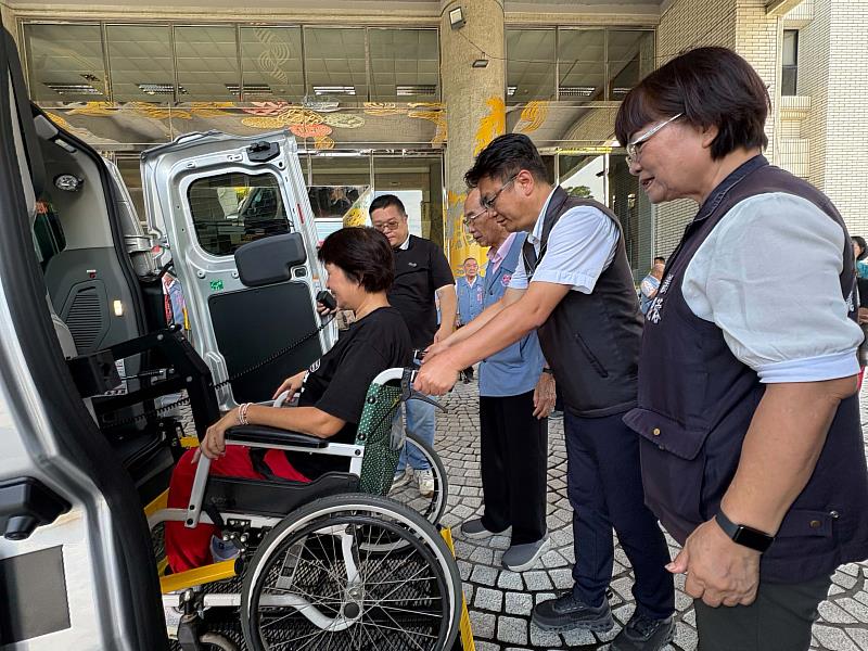 嘉義城隍廟捐贈長照交通車 嘉義縣達成第100輛服務里程碑