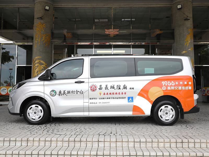 嘉義城隍廟捐贈長照交通車 嘉義縣達成第100輛服務里程碑
