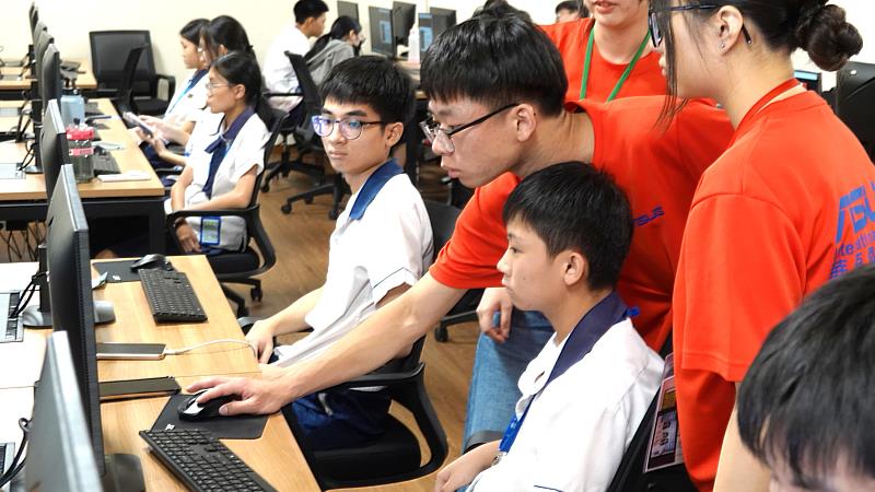 元智大學志工於華聯中學進行程式語言課程教學。