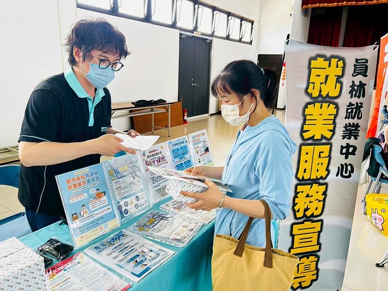 徵才活動現場設有各類專區提供相應服務，協助不同年齡層完成就業準備。（歷史圖片）