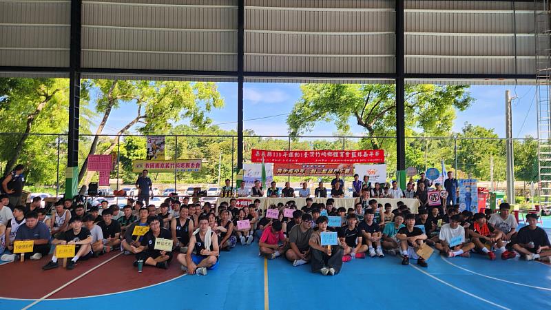115年度團委盃青少年3對3籃球鬥牛賽開幕式合影。（竹崎鄉團委會）