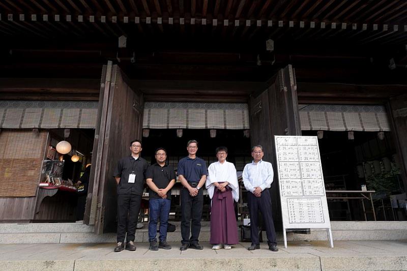由左至右為工務處營建科長林世揚、臺灣藝術大學古蹟修復學系李長蔚教授、副市長林琨瀚、吉野神宮宮司、京都橘大學山田宏教授,於吉野神宮合影。