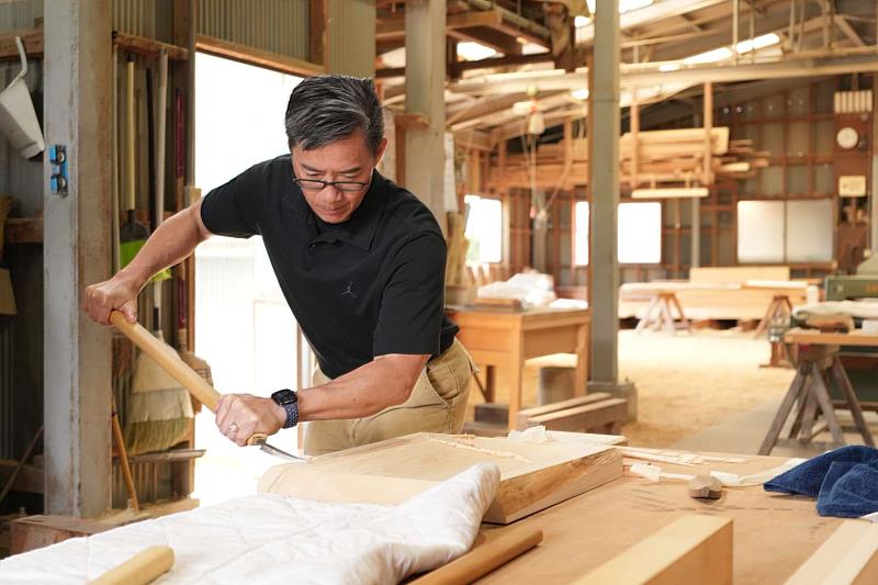 副市長林琨瀚親手操作傳統槍鉋，汲取日本宮大工木作工藝精髓。
