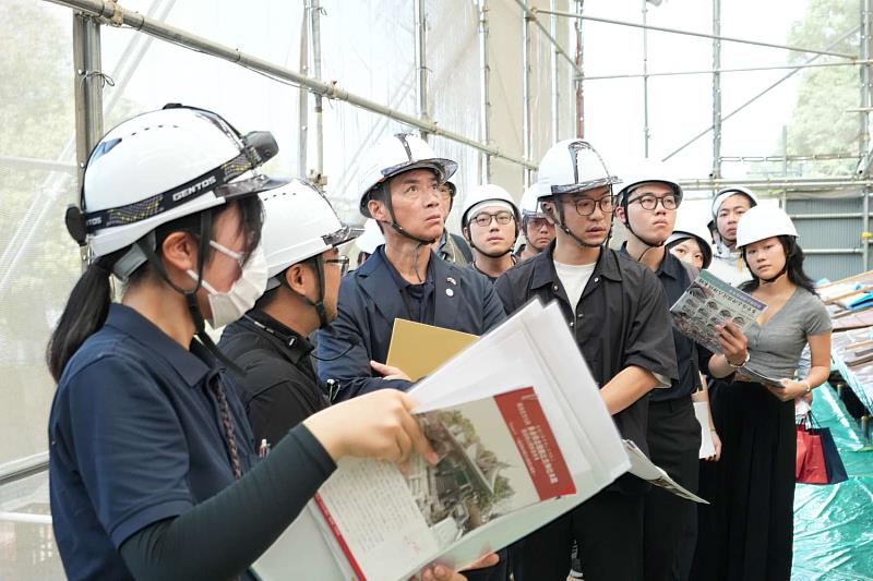 副市長林琨瀚率團隊考察多坐彌志理都比古神社修復現場,並聆聽日本修復團隊解說。