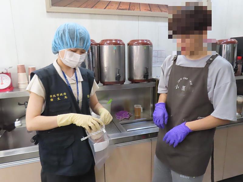 新北市政府衛生局至飲料店抽驗即時調製飲料。
