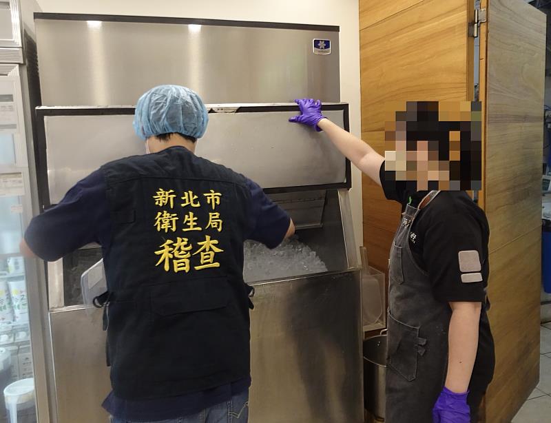 新北市政府衛生局至飲料店抽驗食用冰塊。