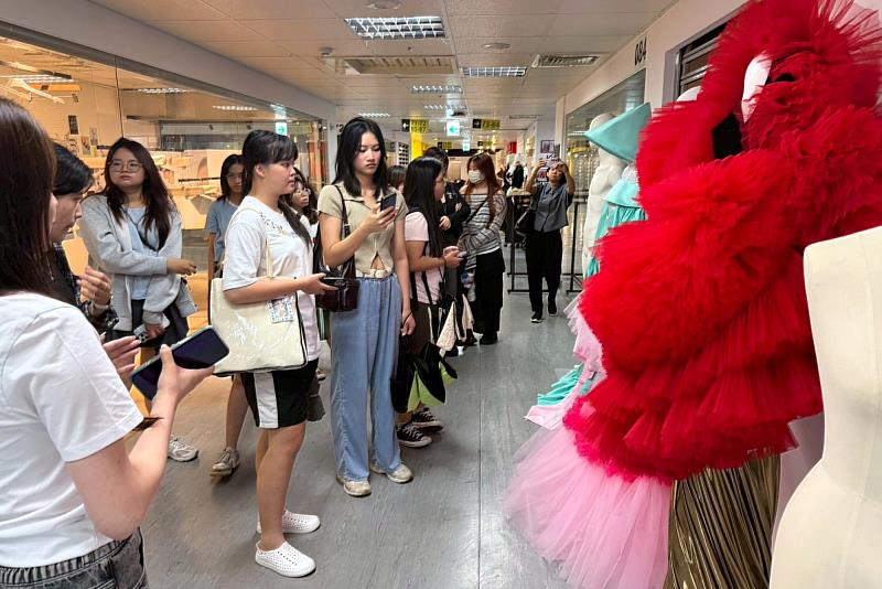 亞大時尚系學生近距離觀察服裝作品，探索立體剪裁與材質運用。