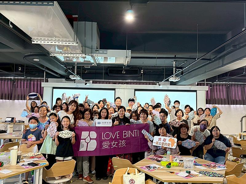 8月15日(週六)下午,主辦單位將於原場地盛大舉辦「百人齊縫:愛在高雄」壓軸場工作坊,透過壯觀的百人共縫行動,將南台灣的熱情與愛心最大化,化作送往非洲萬里之外的最強大後盾。