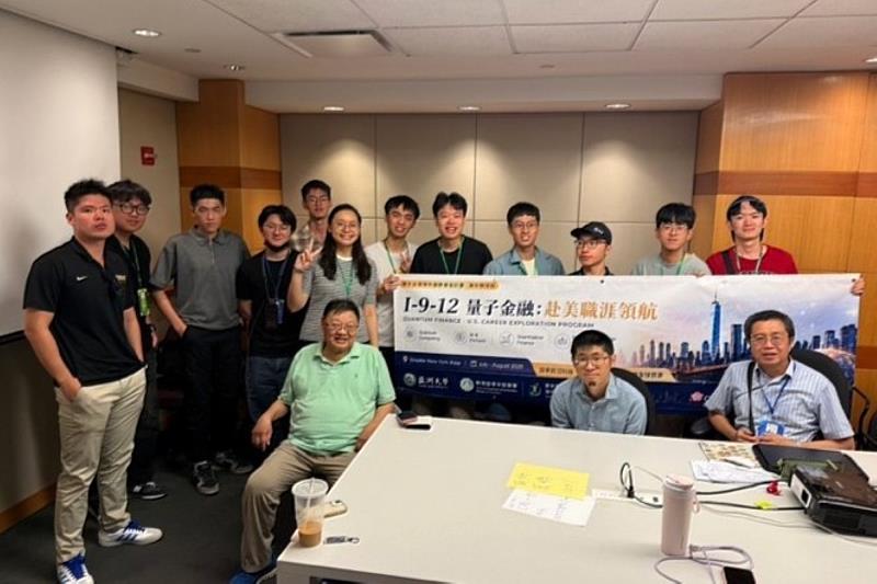 (A) 來自台灣參予「量子金融:赴美職涯」優秀的學員,(B) 「量子金融」與「IBM量子夢」學員合影