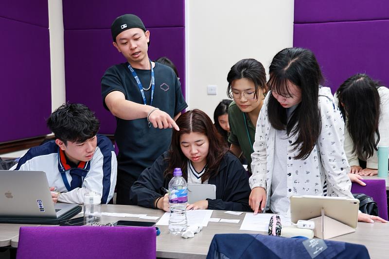 學生於課堂中進行分組討論與案例分析，培養團隊合作及問題解決能力。