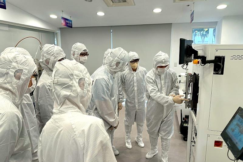 亞大打破科系限制,非理工生也能透過先修課銜接專業實作。