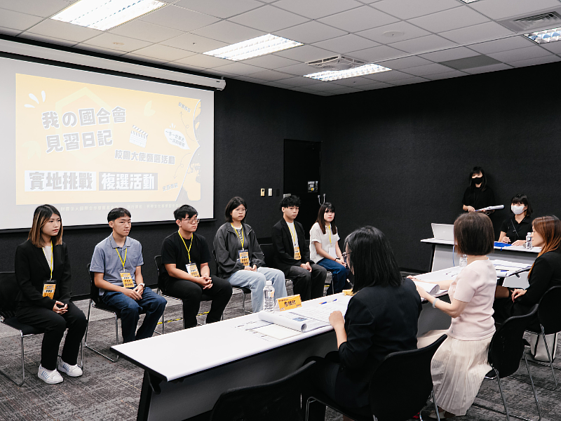 評審們就影音實作任務、團隊合作挑戰及中英文情境面試等項目進行綜合評核。