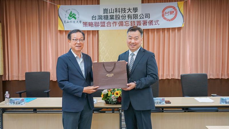 吳明昌董事長（左）致贈禮品予李天祥校長（右）。