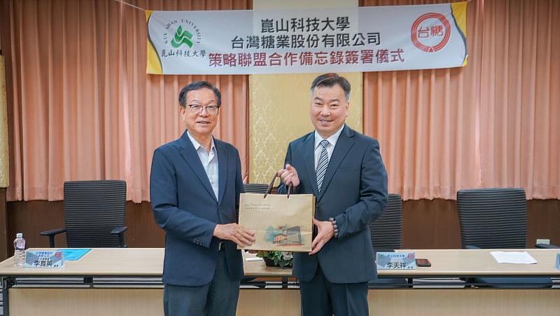 李天祥校長（右）致贈禮品予吳明昌董事長（左）。