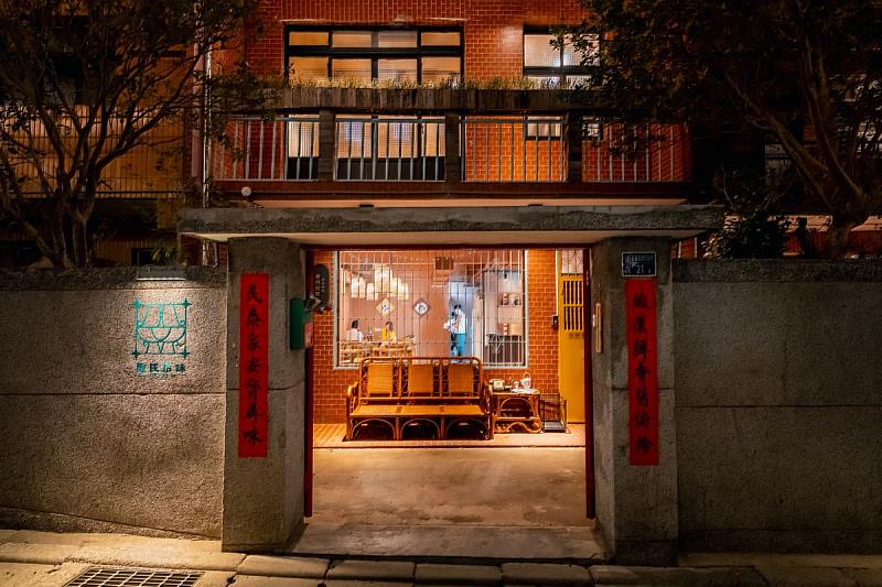 在懷舊復古的酸民拾味,與親友享受一頓豐盛的聚餐,為煙火之夜增添滿滿儀式感。