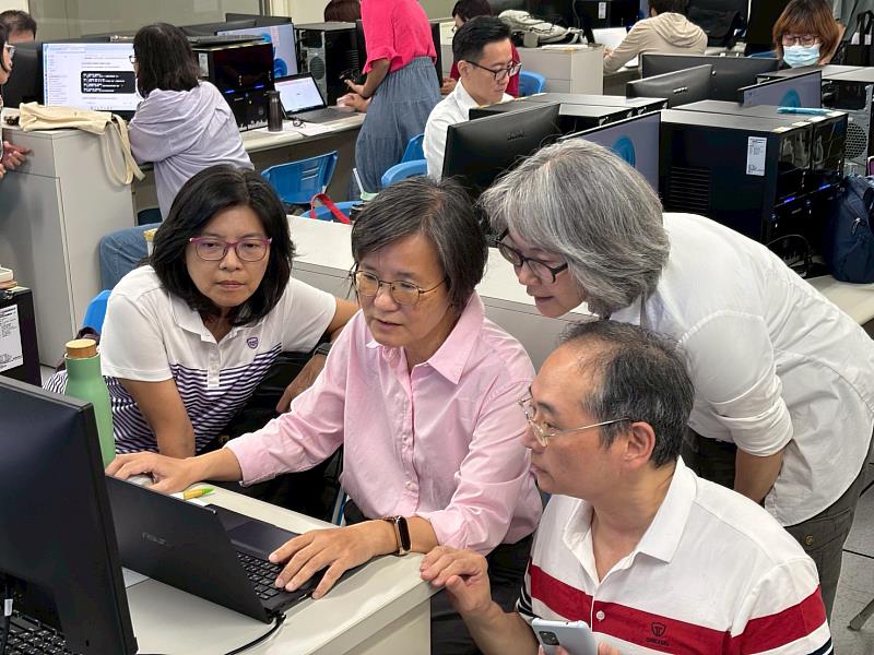 教師透過兩天、12小時的密集實作課程，深入掌握3大AI實作工具與專案管理技術。（圖／淡江大學提供）
