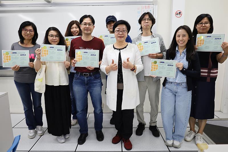 參與教師在通過學、術科評核後,全數取得效期3年的AIPA-A「AI專案應用士」專業證照。(圖/淡江大學提供)