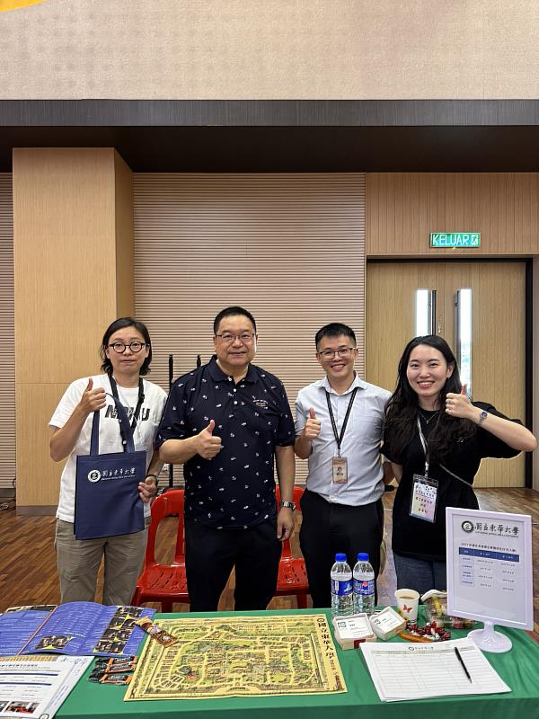 東華大學歷史學系優秀校友，目前擔任巴生濱華中學教師，特地來到攤位拜訪。