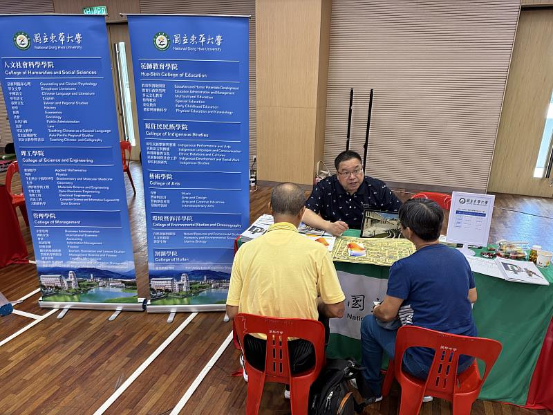 東華大學藝術學院廖慶華院長向特地前來的家長介紹藝術學院特色。