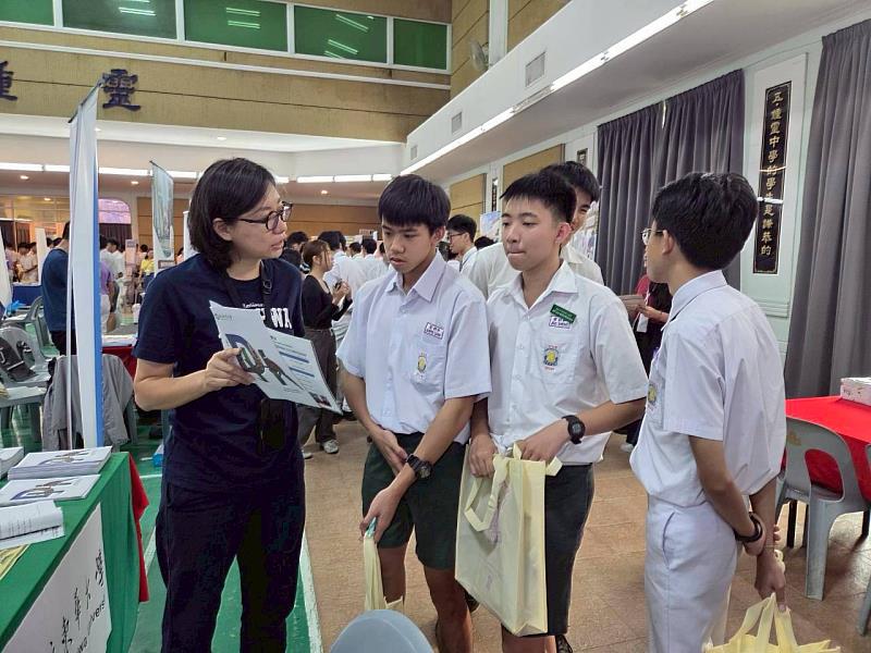 招生宣導期間，東華大學攤位吸引眾多學生駐足諮詢。