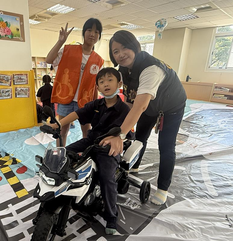 圖二、小朋友騎乘迷你警車體驗交通闖關,學習交通安全規則。