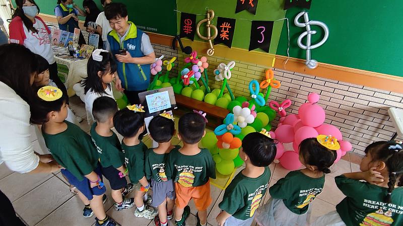 南華大學融合閱讀與數位科技，教導幼兒創作人生第一本AR繪本，並培訓智慧服務機器人Temi擔任「閱讀推廣大使」，深獲小朋友喜愛。