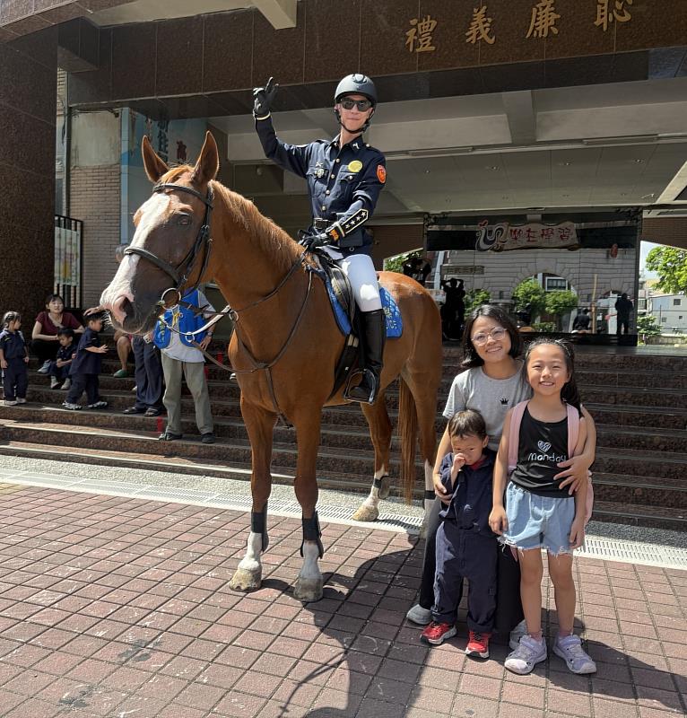 圖四、騎警隊帥氣現身!駿馬與親子近距離互動,留下難忘合影。