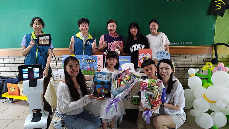 南華大學融合閱讀與數位科技，教導幼兒創作人生第一本AR繪本，家長購買繪本給予支持與肯定，並與計畫團隊合影。