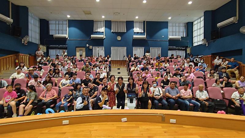 南華大學融合閱讀與數位科技，攜手佳禾幼兒園教導幼兒創作人生第一本AR繪本，並於畢業典禮發表成果，計畫團隊與幼兒園師生、家長及貴賓合影留念。