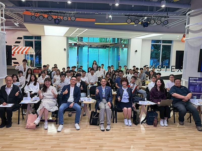 參加決賽隊伍與評審團大合照。