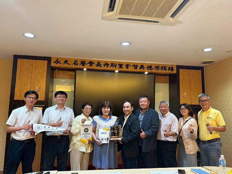 南華大學葉月嬌副校長（左4）率團赴馬來西亞拓展學術合作，拜會馬來西亞留臺校友會聯合總會，由黃潤光秘書長（中）代表互贈禮物並合影。