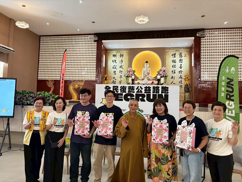 南華大學葉月嬌副校長（右3）率團赴馬來西亞拓展學術合作及交流，並與馬來西亞怡保禪淨中心監寺慧性法師（右4）合影留念。