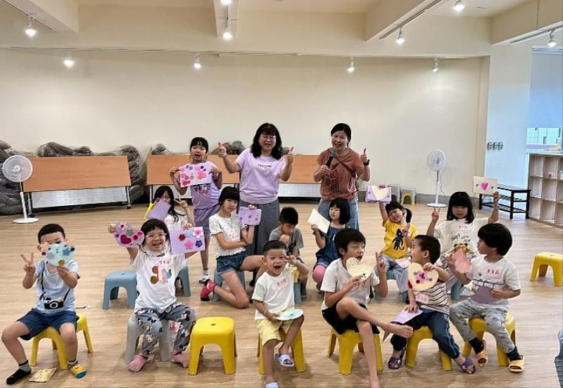 子女組活動結束後，孩子們高舉手作卡片開心合影，留下美好回憶。