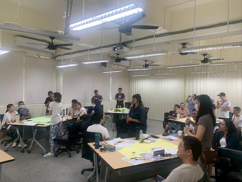 講師帶領體驗活動，協助家長覺察並反思合宜的情緒表達方式。