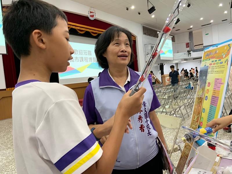 崇文國民小學林秀香主任鼓勵學生發表。