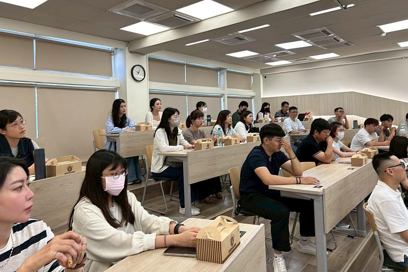 南大科技管理碩士班新生專注聆聽修業與選課說明，提前掌握研究所學習規劃，安心展開碩士生活。