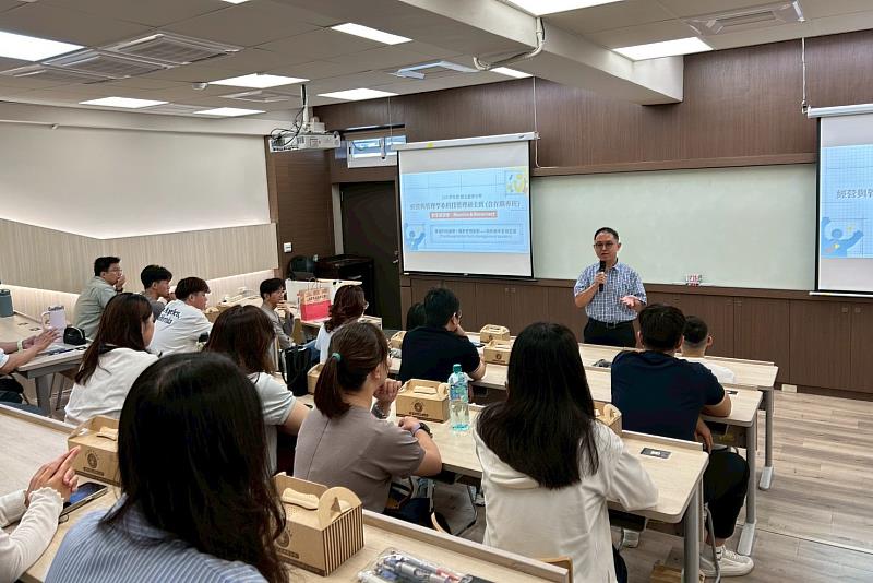 南大經管系主任蕭詠璋主持新生座談，鼓勵新生把握研究所學習機會，厚植科技管理專業素養。