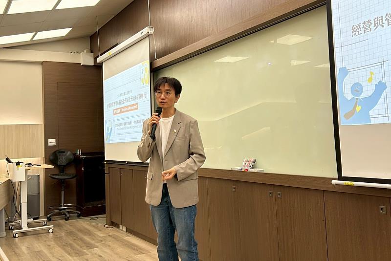 南大管理學院劉子歆院長歡迎新生加入科技管理碩士班，勉勵培養跨域整合與問題解決能力。